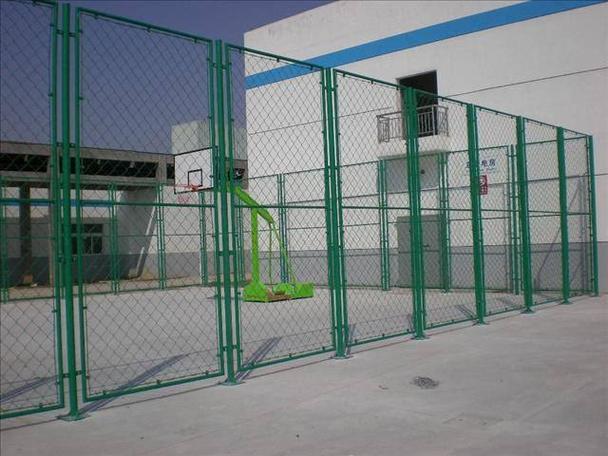 篮球场围网篮球场围网是一种专门为篮球场设计的一种新型产品,是由
